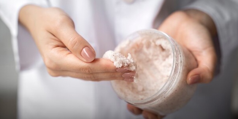 طرز استفاده از اسکراب صورت